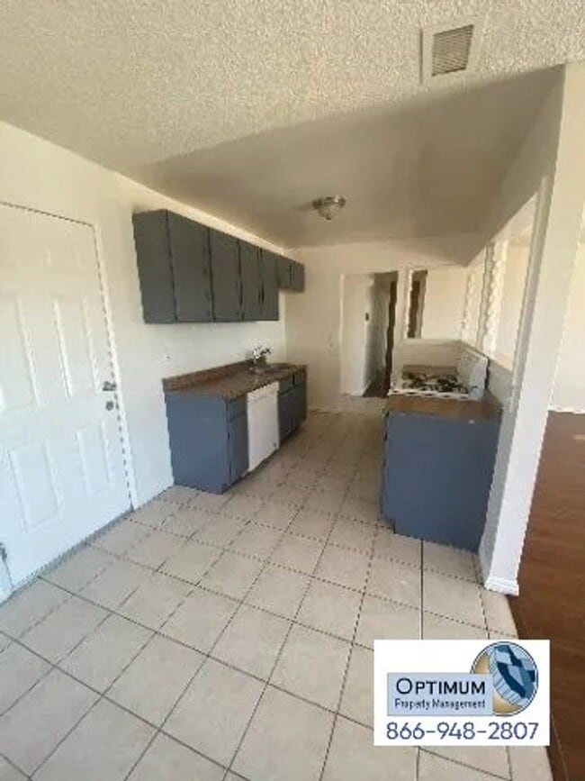 Building Photo - Charming 3-Bedroom Home with Large Backyard & Fenced Front Yard