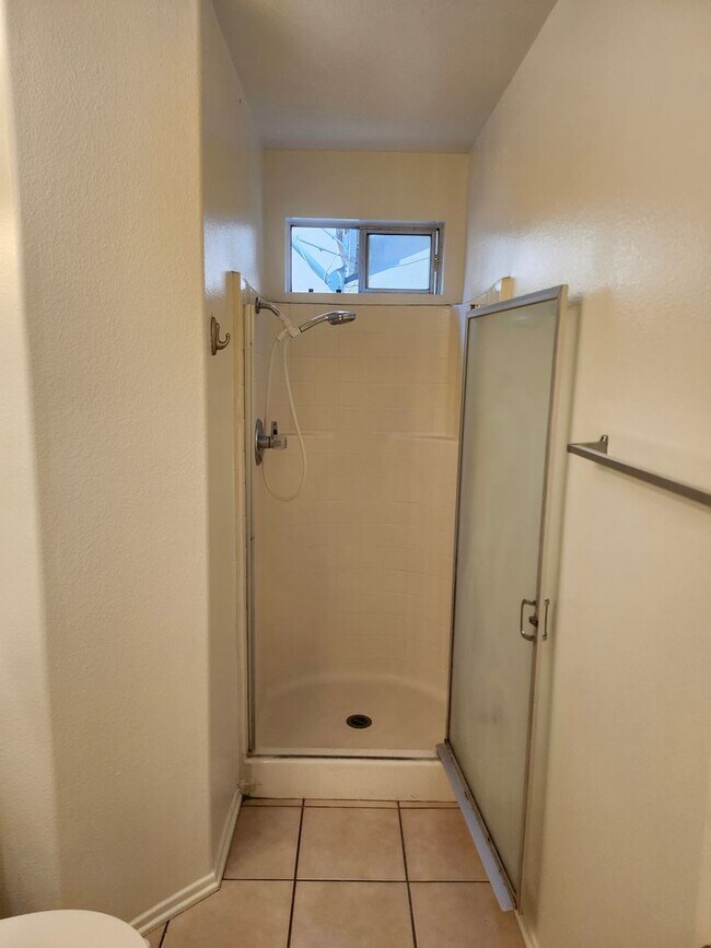 Building Photo - Spacious 4-Bedroom Home in a Prime Location