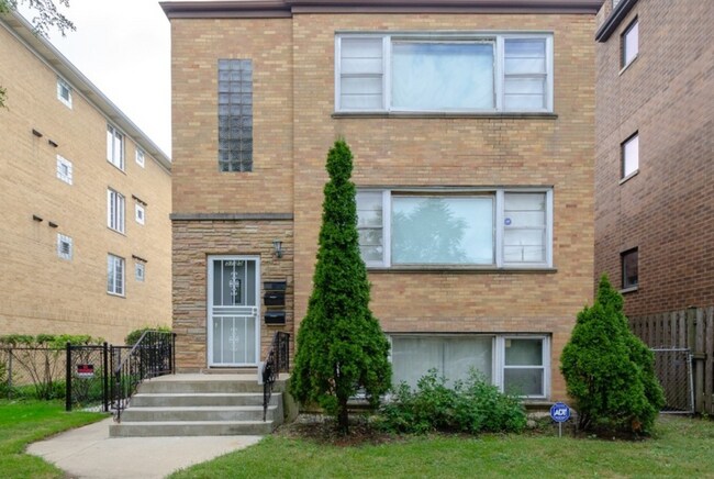 Building Photo - 5735 W Lawrence Ave