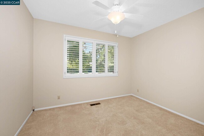 Building Photo - 251 Paraiso Dr