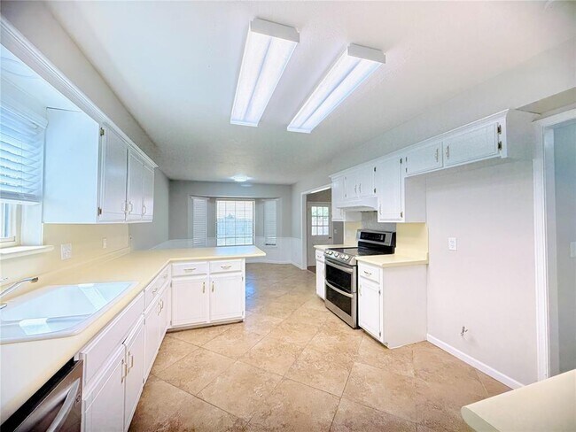 Building Photo - 121 W Vail Dr