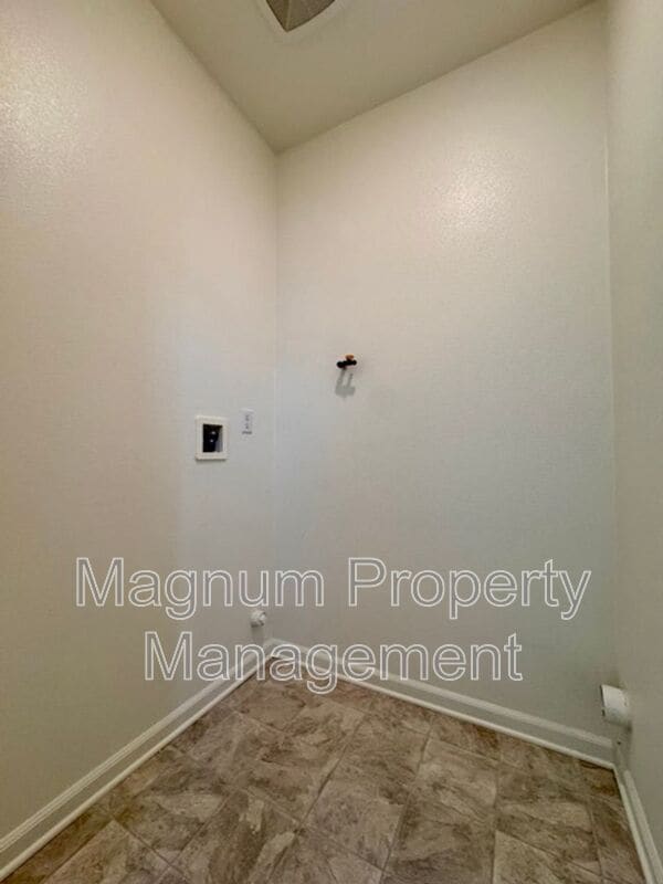 Building Photo - 31310 Reserve Dr