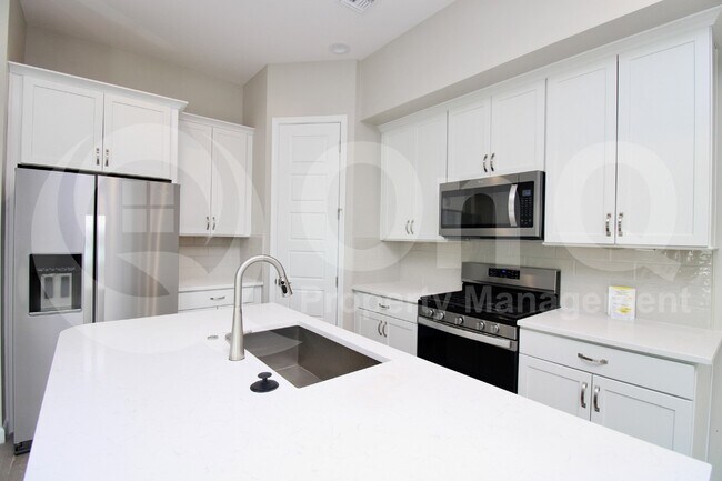 Building Photo - 4811 E Village Dr