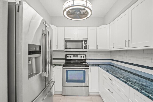 Building Photo - Fully renovated 2 bedrooms 2 baths Condo i...