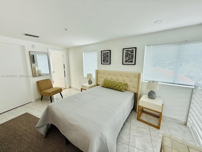 Building Photo - 7700 Collins Ave