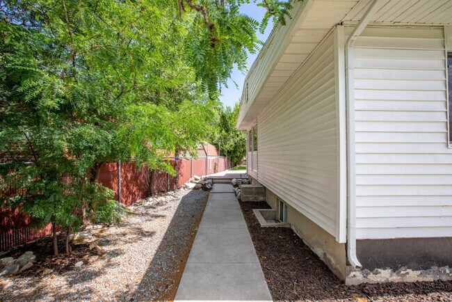 Building Photo - 9949 E Sego Lily Dr