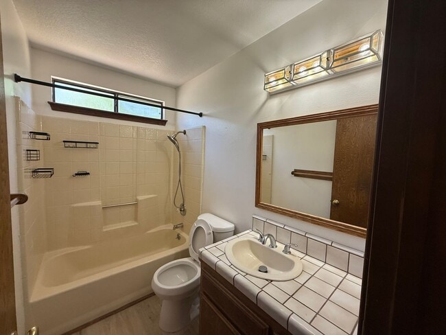 Building Photo - Golf Course- On The Mesa 3 Bedrooms, 2 Bathrooms, New Paint,