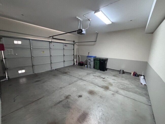 Building Photo - Willow Glen- Beautiful corner unit townhome with a private backyard