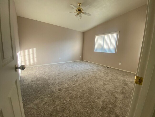 Building Photo - 2 bedroom, 2-1/2 bath condo - close to Mal...