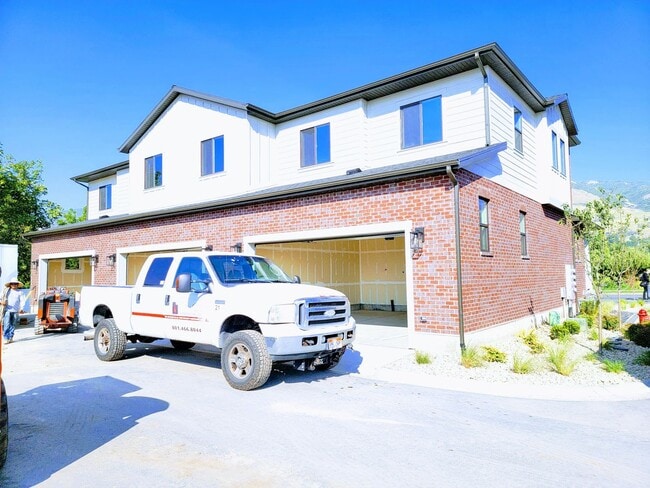 Building Photo - Gorgeous Townhome!!!