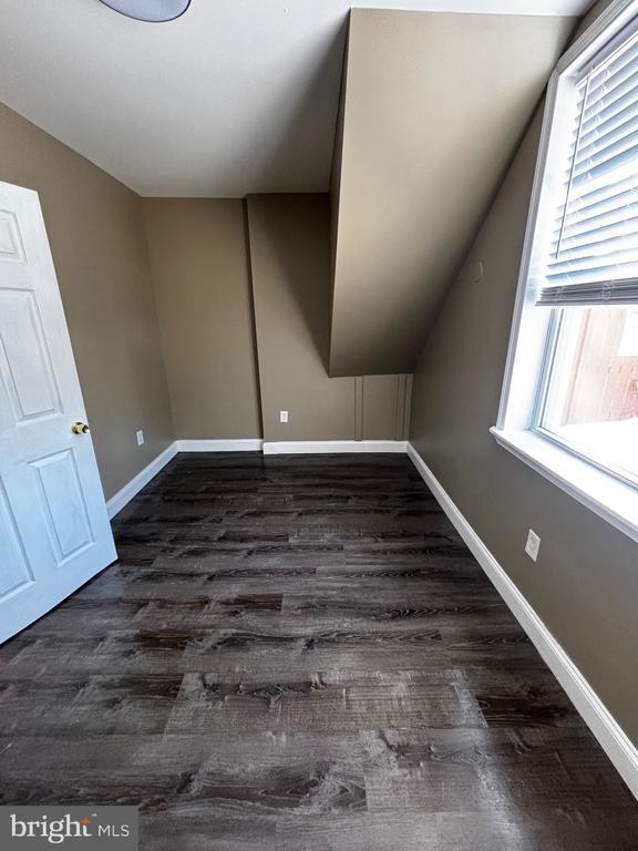 Building Photo - 208 4th Ave