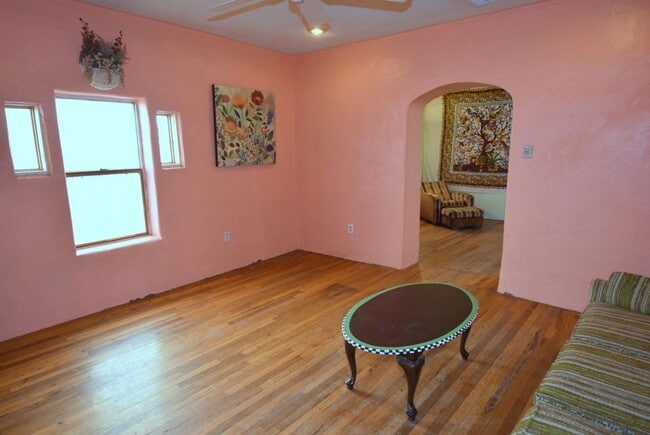 Building Photo - Super cute 1 bedroom Adobe