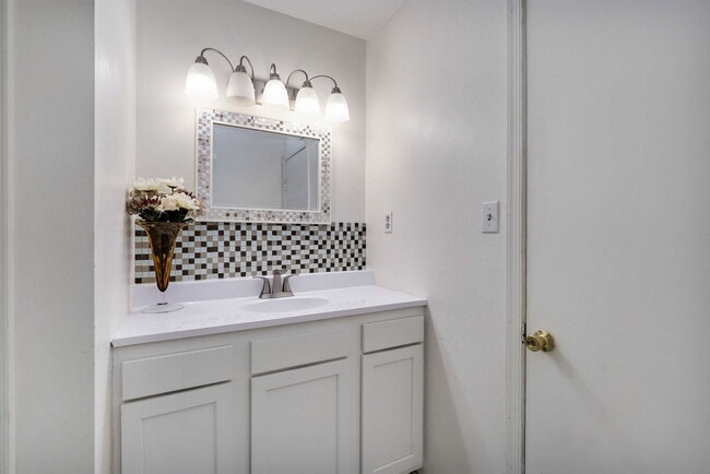 Building Photo - 5213 Clover Hill Dr