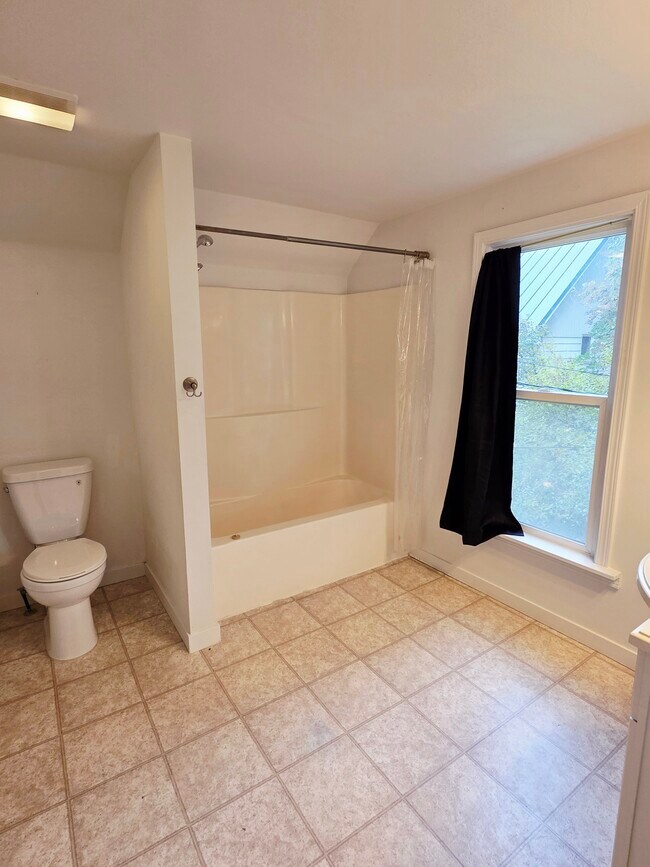 Building Photo - 208 W Main Ave