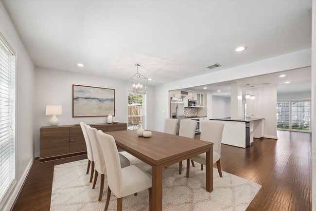 Building Photo - 671 N Post Oak Ln