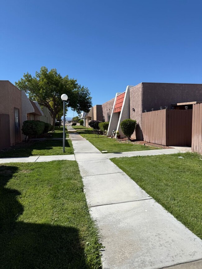 Building Photo - 3619 Villa Knolls E Dr