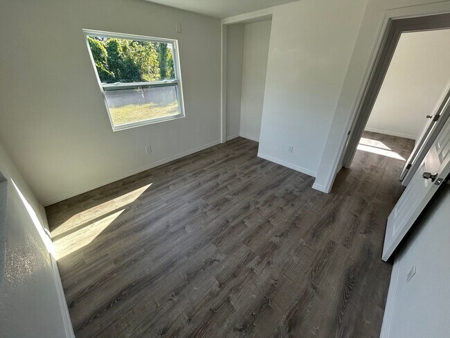 Building Photo - Charming & Completely Remodeled 3-Bedroom ...