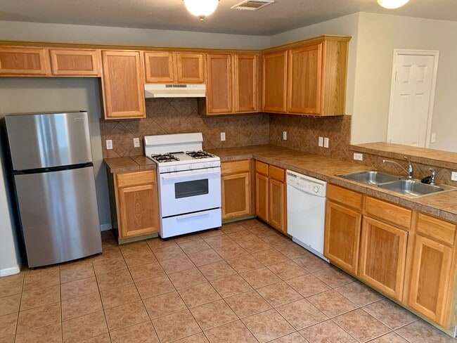Building Photo - Lovely 3 bedroom, 2.5 bathroom Duplex in A...