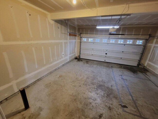 Building Photo - *1/2 OFF 1ST MONTH'S RENT* Large 3 Bed 2.5Ba Vancouver Beauty W/ Gas Fireplace, Dog Run, Fenced Y...