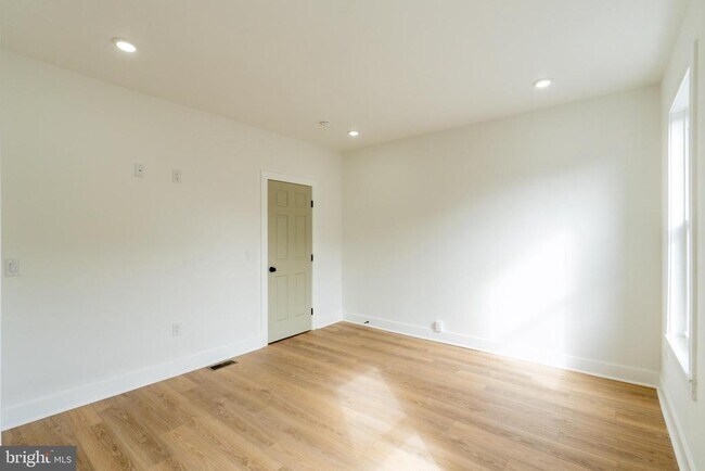 Building Photo - 1824 N Bouvier St