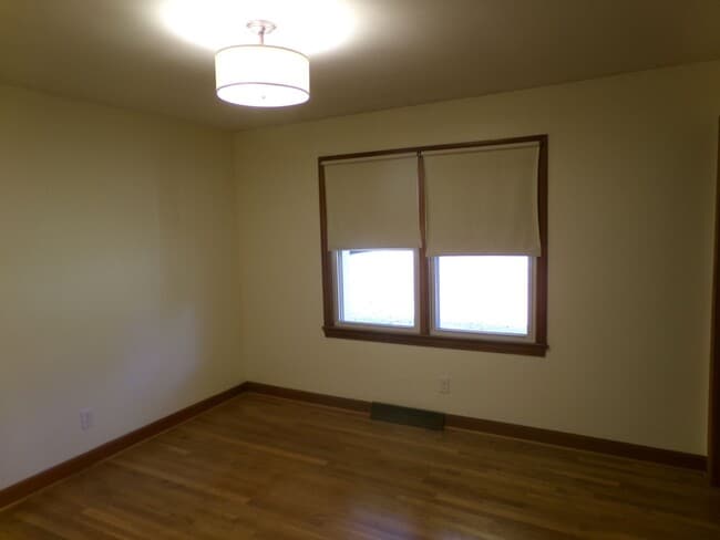 Building Photo - Country Living in Town