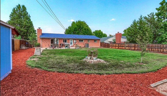 Building Photo - Huge room in a large shared home, private bathroom, great neighborhood, friendly roommates!