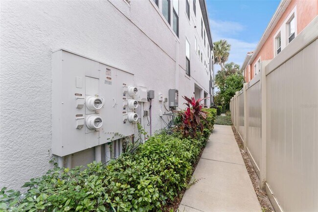 Building Photo - 412 S Albany Ave