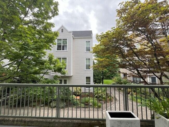 Building Photo - 1BD/1BA RiverPlace Condo - Secure Parking Included. Walk to OHSU, Waterfront, Shops & Restaurants.