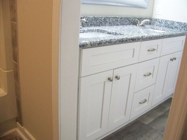 Building Photo - WATERS EDGE