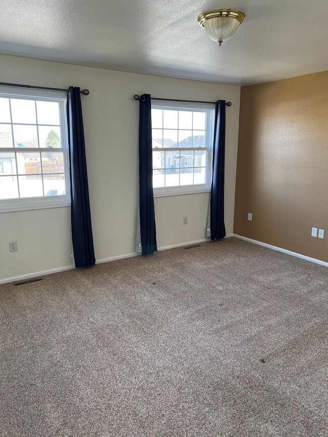 Building Photo - 3 BEDROOM, 2.5 BATHROOM TOWNHOME WITH 2 CA...