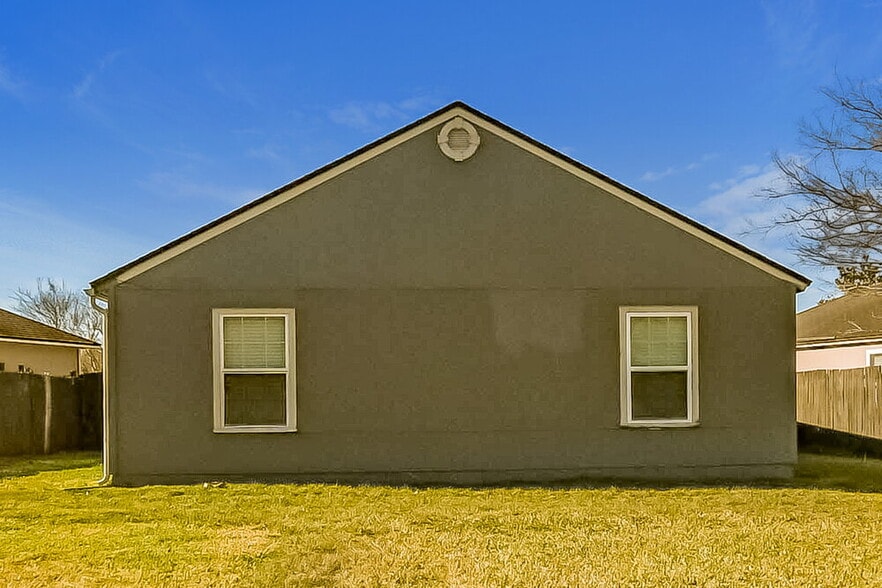 Building Photo - 3083 Wavering Ln