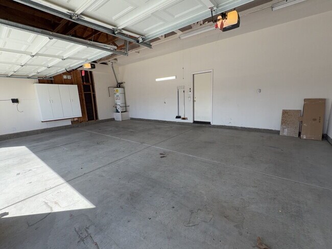 Building Photo - "Spacious  4-Bedroom Oasis in Riverside with 2 Full Baths and 2,470 Sq Ft of Comfort!" NO PETS AL...