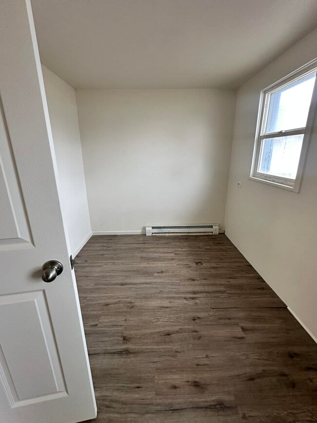 Building Photo - 906 B St