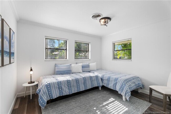 Building Photo - 1229 SW Dyer Point Rd