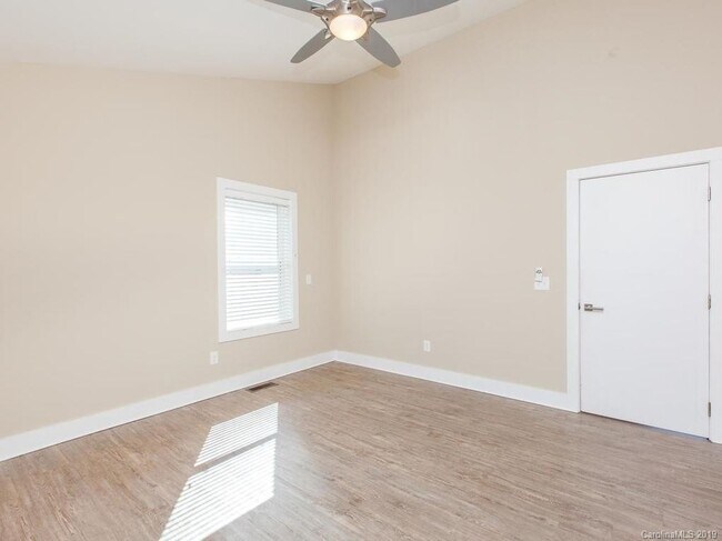 Building Photo - Modern Asheville Rental