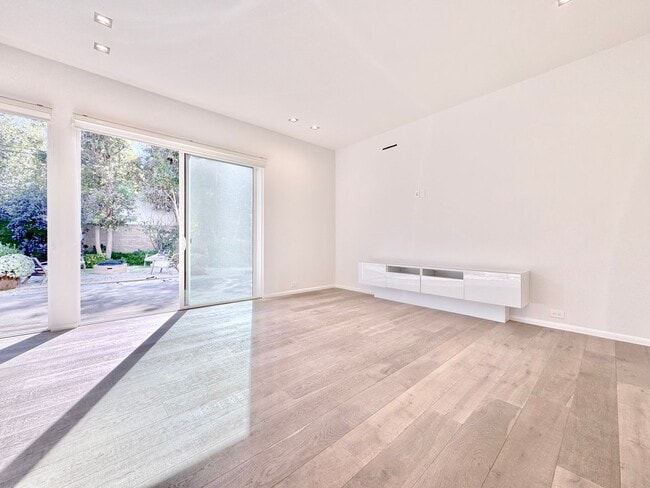 Building Photo - Beautiful Zen inspired modern 3 Bed + 3 Bath House + Garage + Private Yard