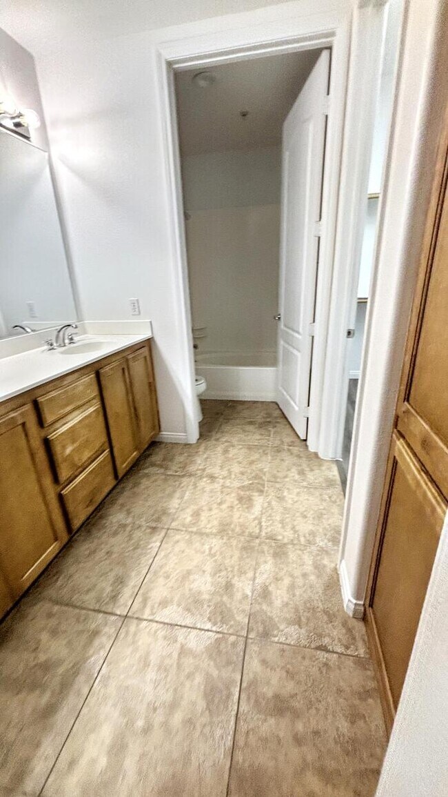 Building Photo - Lovely 2-Bedroom Condo with Convenient Acc...