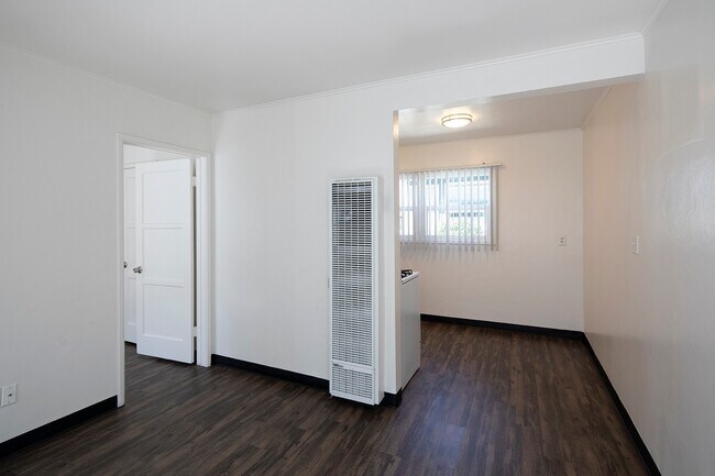 Building Photo - 1 Bed/1 Bath in North Pacific Beach w/ Par...