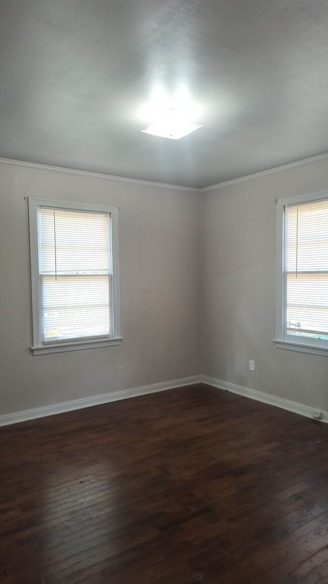 Building Photo - 403 W 35th Ave