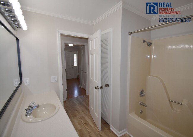 Building Photo - 2107 Londonderry Dr