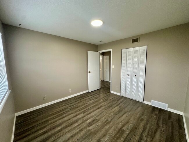 Building Photo - 1450 Meadowview Dr