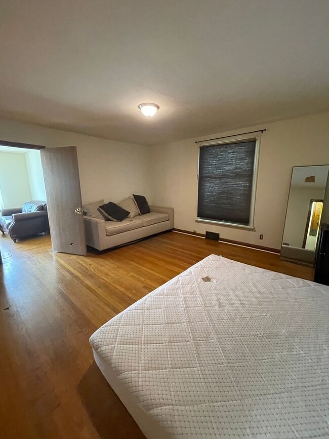 Building Photo - 4 bedroom 1 1/2 bath single family house with yard.