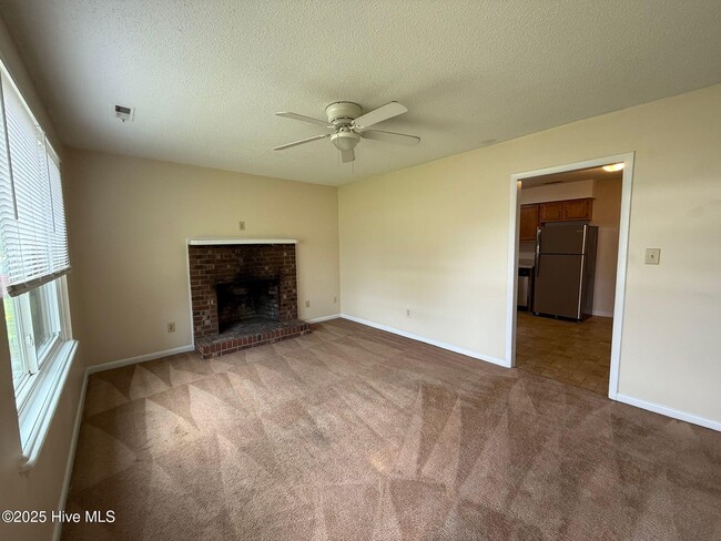 Building Photo - 105 Pecan Ln