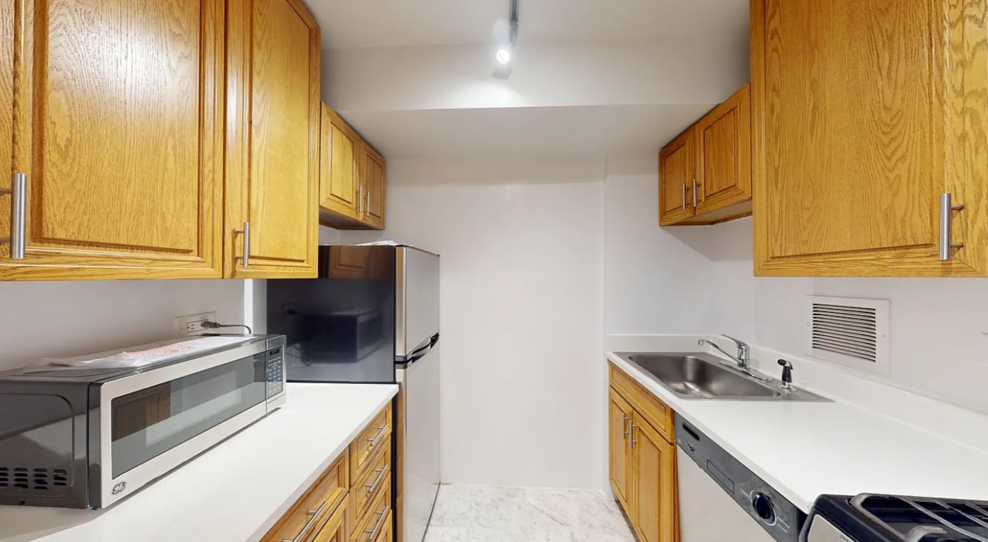 Building Photo - 325 W 13th St