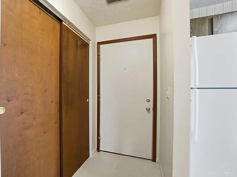 Building Photo - 2050 Woodtrail Dr