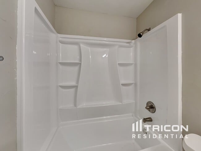 Building Photo - 834 San Jacinto Dr