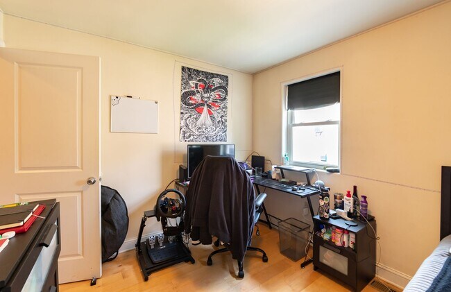 Building Photo - Two Bedroom Point Breeze Townhouse