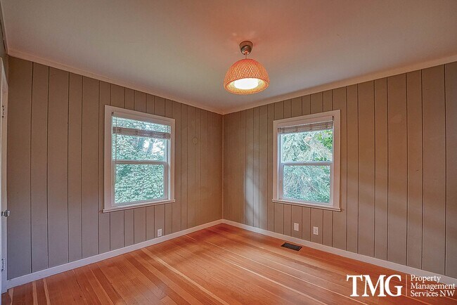 Building Photo - 3 BD SW Portland Home Near Multnomah Village
