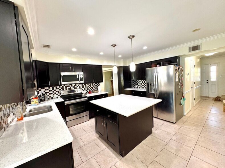 Building Photo - 3917 Larchwood Dr