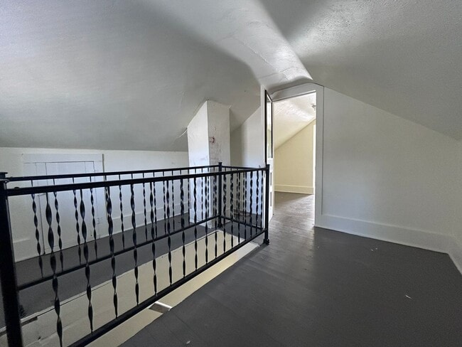 Building Photo - 18 8th Ave NW